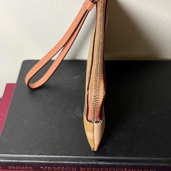 NWOT Coach Corner Zip Wristlet w Multicolor Wild Camo Print Army Girl - Picture 6 of 9